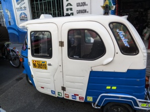 Αυτά τα τρίκυκλα είναι ο βασικότερος τρόπος μετακίνησης στο Περού. Κυκλοφορούν στους δρόμος κατά 100άδες. Τα αυτοκόλλητα χαμηλά δείχνουν bar, mp3, WC, TV video ...