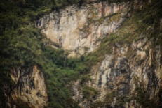 Από χαμηλά στη κοιλάδα, κοιτάζουμε ψηλά στη απόκρυμνη πλαγιά του βουνού, εκεί που βρίσκεται το μονοπάτι των Ίνκας και η "γέφυρα των Ίνκας" ...